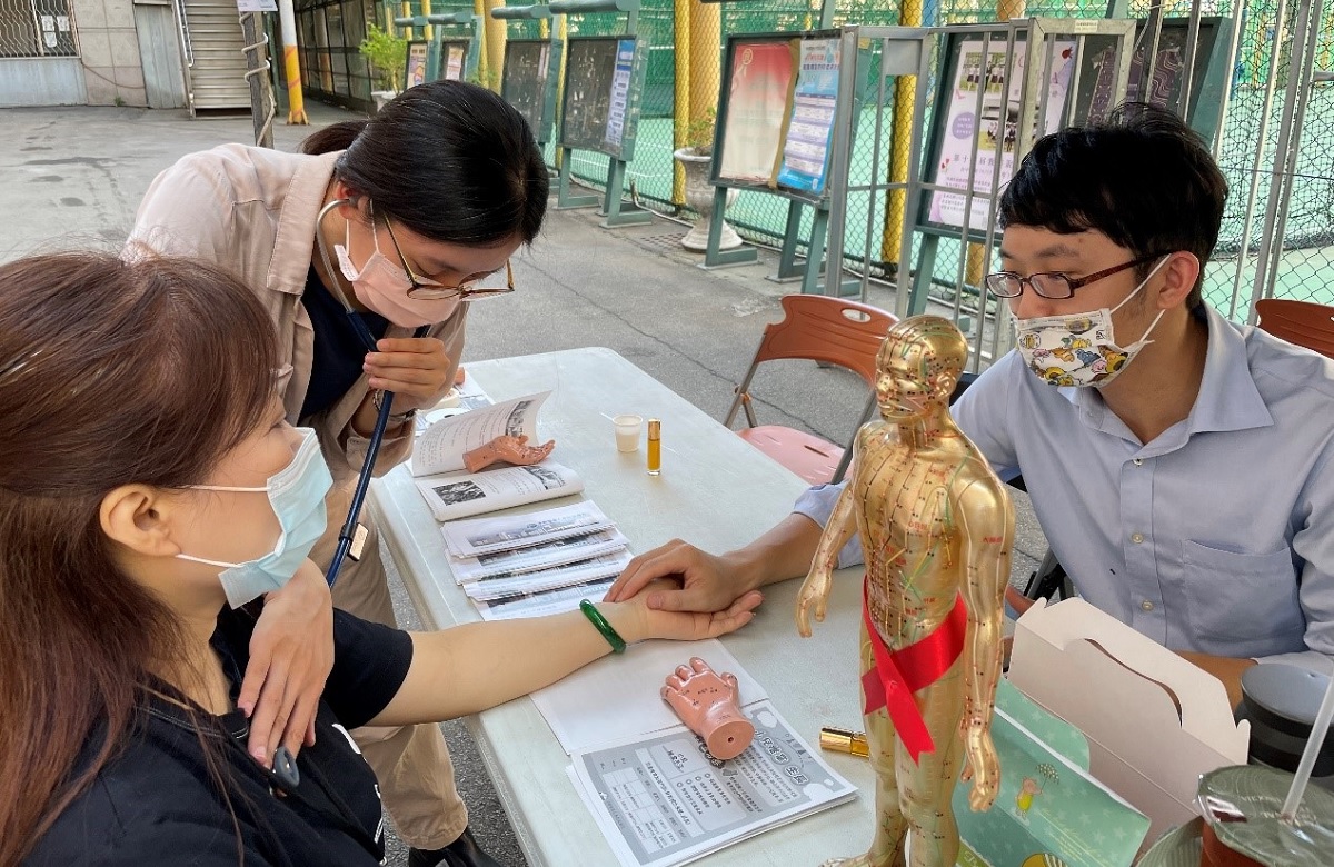 本院中醫兒科醫師團隊於成果發表會現場提供民眾專業的中醫藥相關諮詢 把握用藥安全五核心、中醫防疫保健