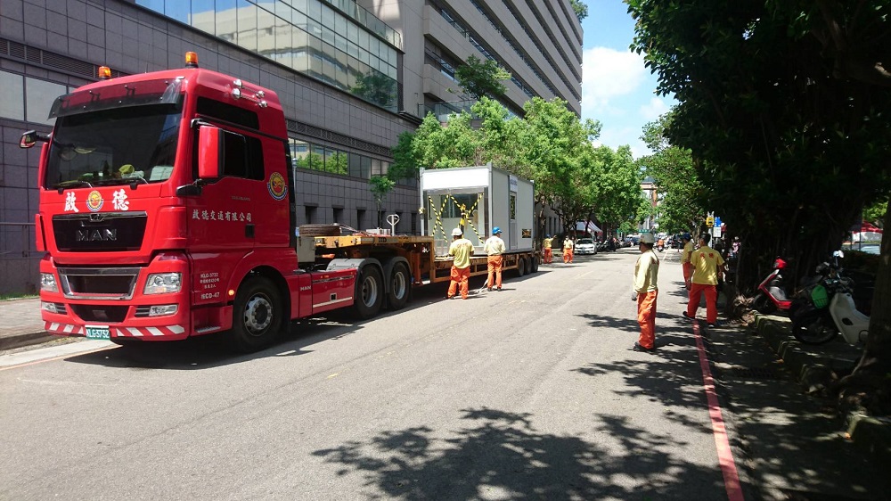 台積電慈善基金會捐贈中國附醫「零接觸防疫採檢站」