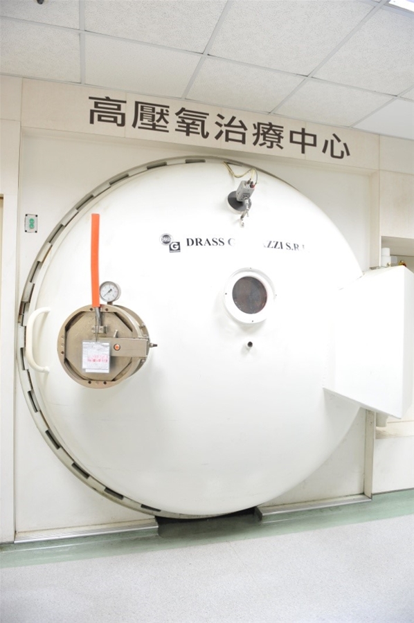 Hyperbaric Cabin was transported from Taichung Harbor to the Hospital and moved into the 2F of the A building.