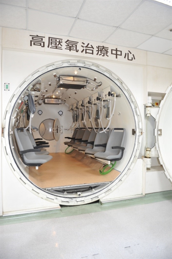 Hyperbaric Cabin was transported from Taichung Harbor to the Hospital and moved into the 2F of the A building.