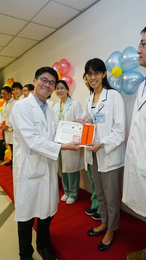 Dietitian Yu-Wen Su of the Division of Food and Nutrients was praised by 2017 Senior Outstanding Medicine