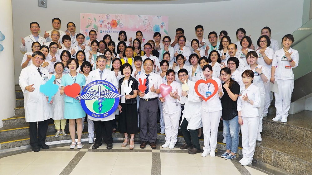 Dietitian Yu-Wen Su of the Division of Food and Nutrients was praised by 2017 Senior Outstanding Medicine