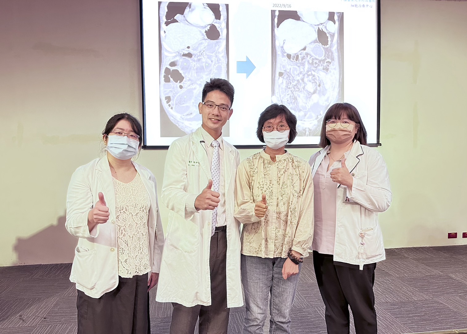 中國醫藥大學附設醫院的腹膜腫瘤治療中心的張伸吉主任(右二) 與其團隊和目前康復狀態良好的病人林小姐(左二)