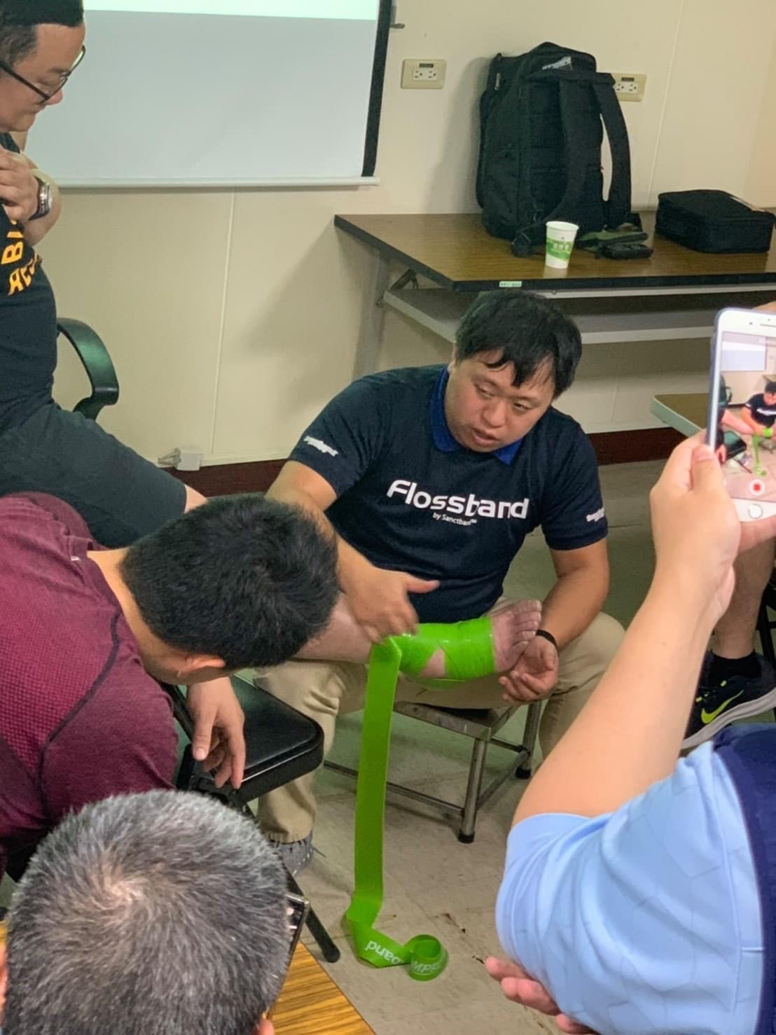 中醫傷科與Easy Flossing Academy合辦巫毒帶(Flossband)國際認證課程，恭喜黃敬軒主任、郭于賢醫師、黃維德醫師獲得Level II認證2
