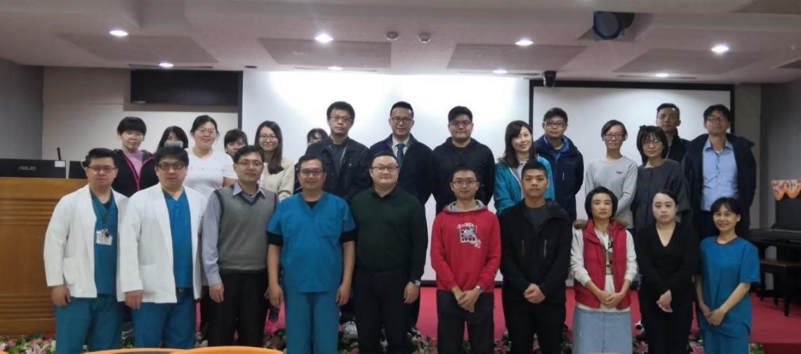 中醫傷科參與中華民國傷口醫學學會舉辦的傷口照護及包紮研習營，恭喜黃敬軒主任、黃維德醫師獲頒研習證書