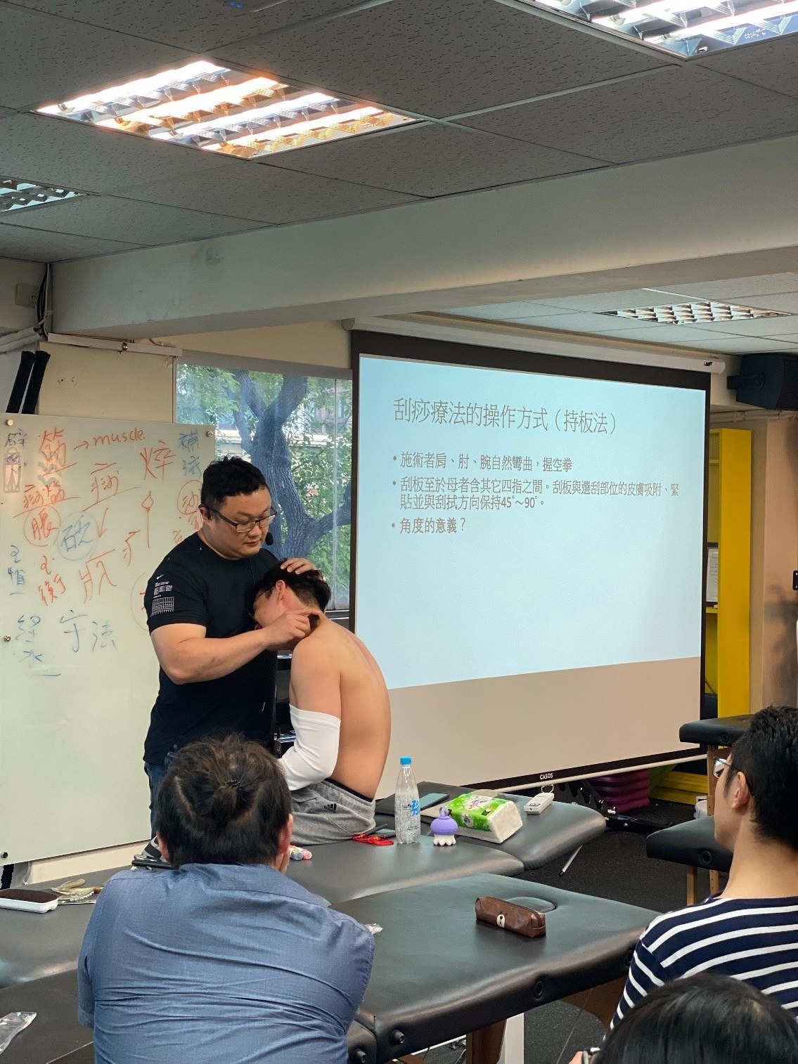 黃敬軒主任應台灣動作專家協會邀請為專家們做內訓，主題：現代中醫刮痧的操作原理及注意事項