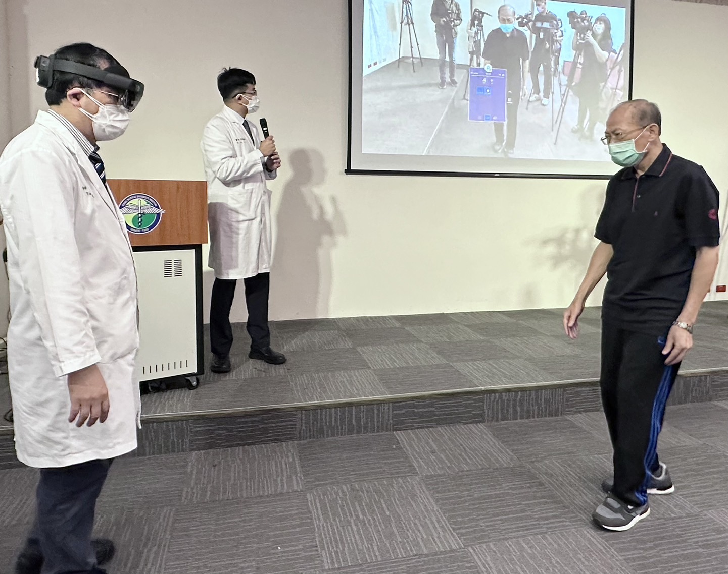 神經部蔡崇豪主任（圖左起一）戴上微軟Hololens2錄下的巴金森患者步態即時影片，可即時捕捉每一幀畫面，能即時輔助醫師診斷病人是否進入「步態凍僵」