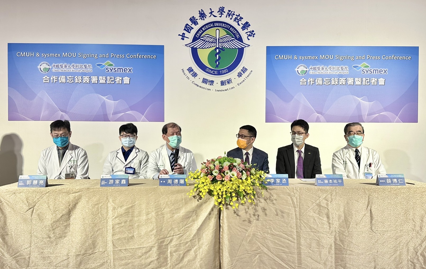 周德陽院長(左三)表示中國附醫與日本sysmex合作，透過AI圖像，能進一步優化尿沉渣影像特徵，提升其辨識能力，根據尿液不同菌種的不同特徵來進行辨別，使其猶如人臉辨識般