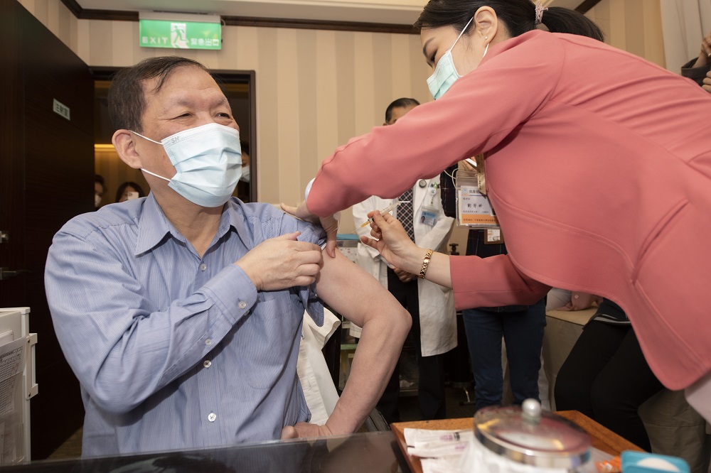 AZ疫苗開打！中國附醫院長周德陽帶領第一線醫事人員暨相關職域同仁接種