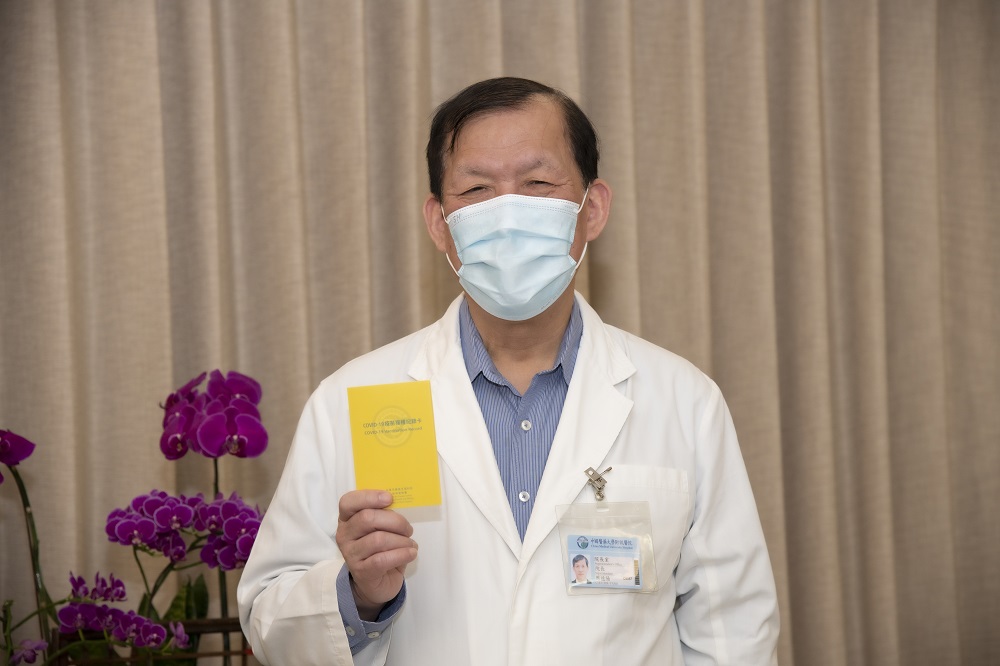 AZ疫苗開打！中國附醫院長周德陽帶領第一線醫事人員暨相關職域同仁接種
