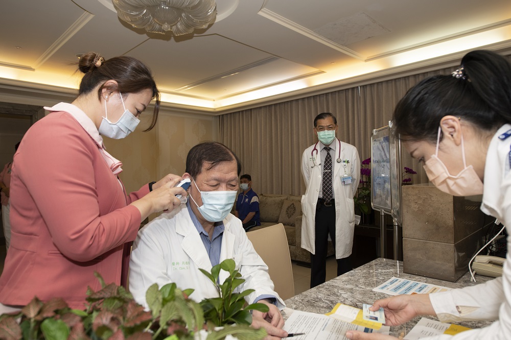 AZ疫苗開打！中國附醫院長周德陽帶領第一線醫事人員暨相關職域同仁接種