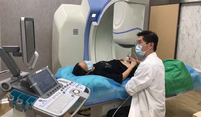 在進行正式治療前，透過病人事先安排的核磁共振檢查以及醫師即時性的超音波比對來達到更精準的病灶定位  