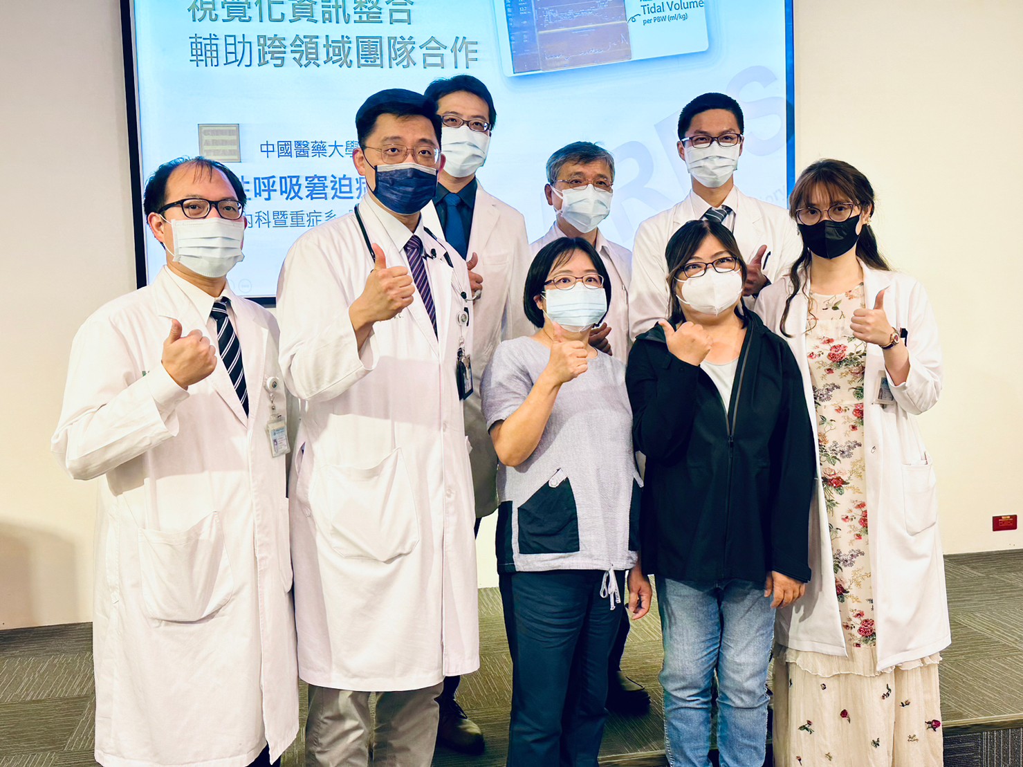 中國醫藥大學附設醫院緊急啟用葉克膜暫時替代張小姐肺部功能，組成跨科急性呼吸窘迫症（ARDS）團隊全力搶救
