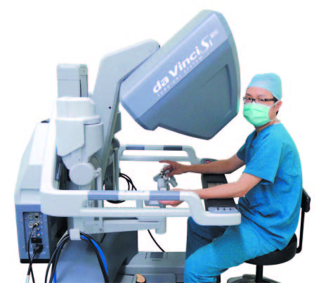 達文西機器手臂3D立體手術操作台（黃志平提供）