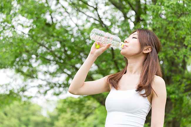 天氣炎熱流汗較多時及發燒、腹瀉、運動後水記得份要多攝取。