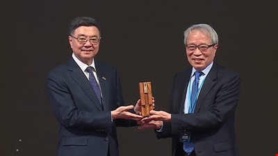 前往 產業創新標竿!中國醫藥大學暨醫療體系鄭隆賓院長研究團隊榮獲今年經濟部「113年國家發明創作獎 」發明獎金牌,由行政院長卓榮泰頒獎表揚