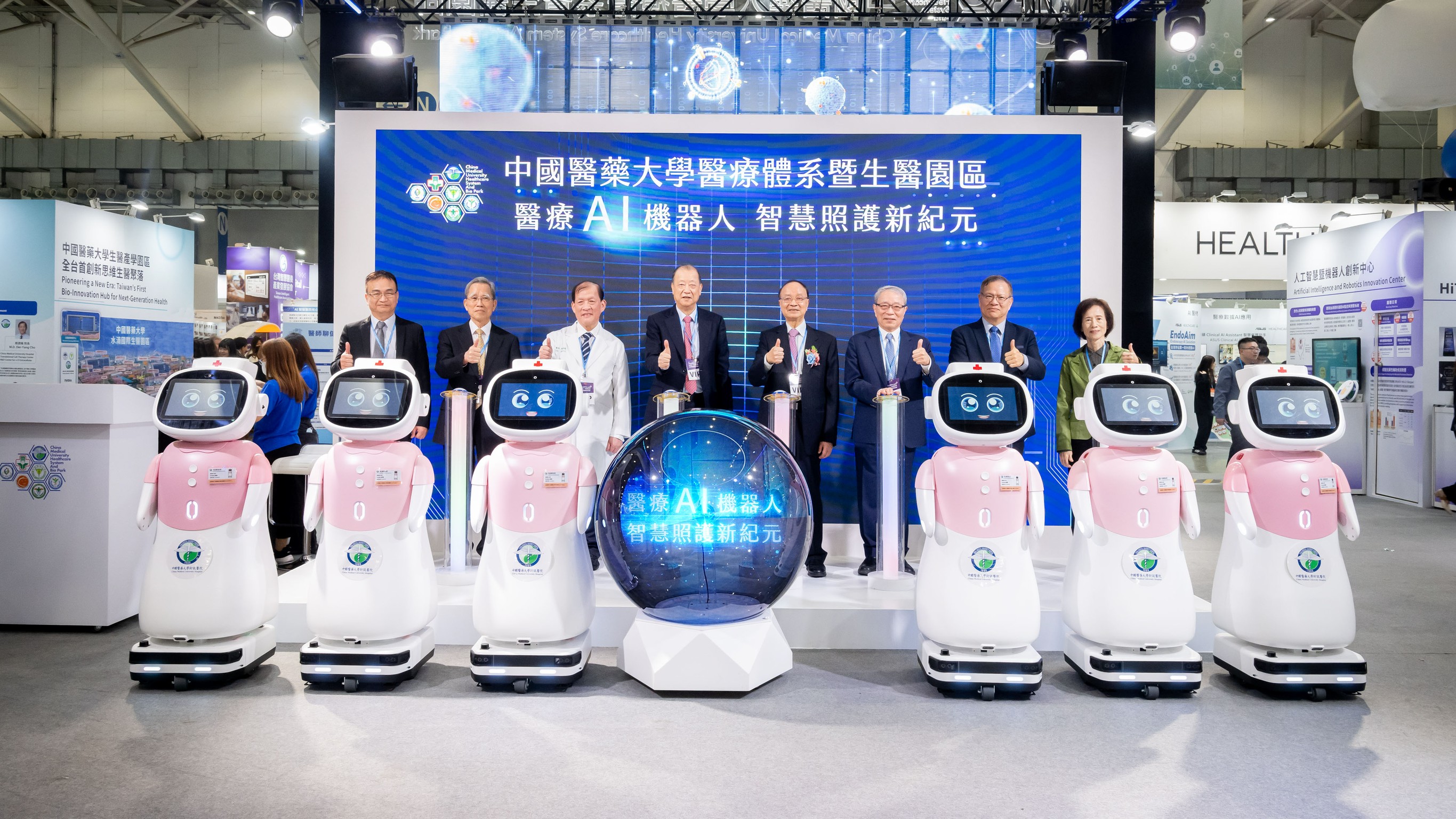 前往 2025醫療科技展 中醫大醫療體系暨生醫園區 展示跨域創新成果 生成式AI照護型機器人「愛寶」亮相 啟動智慧醫療新紀元