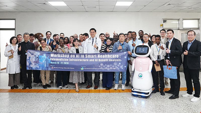 從醫療大數據到AI照護機器人 國際交流團蒞院參訪