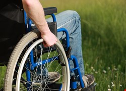 如何協助病人上下輪椅 