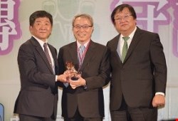 器官移植中心鄭隆賓院長 肝移植成就輝煌 榮獲醫療典範獎