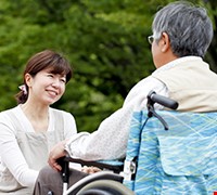 103年營造高齡長者表演舞台，與國小學童同樂