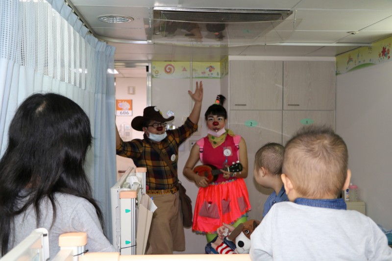 小丑醫生載歌載舞為病童帶來歡笑