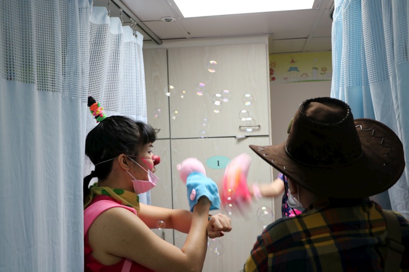 小丑醫生與病童玩吹泡泡