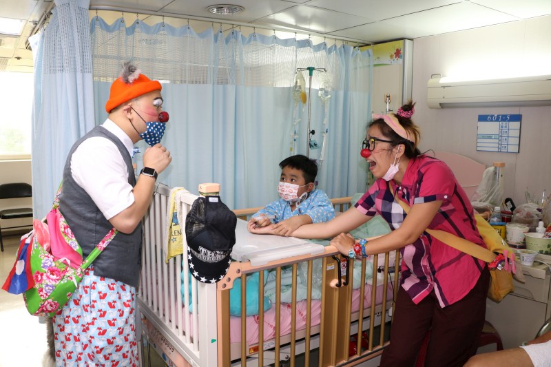 小丑醫生與病童玩角色扮演互動