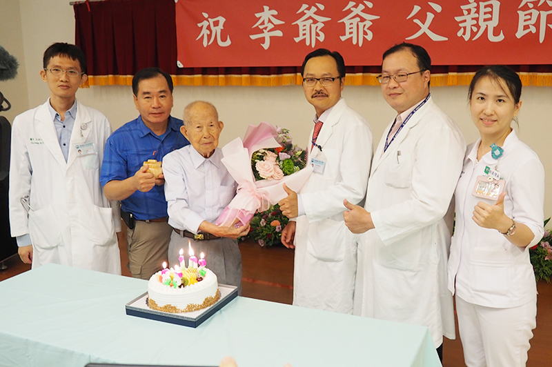 人瑞阿公攝護腺癌引發腎衰竭 跨科團隊成功搶救 阿公說要歡喜呷百二