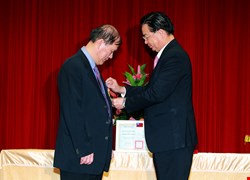 醫療外交受肯定！外交部頒贈中國醫藥大學附設醫院「外交之友貢獻獎」
