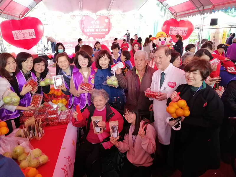 「萬人分享愛,關懷獨居老人」中部愛互聯陪你金豬報喜過好年!