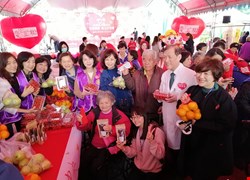 「萬人分享愛，關懷獨居老人」中部愛互聯陪你金豬報喜過好年！