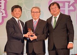 器官移植中心鄭隆賓院長 肝移植成就輝煌 榮獲醫療典範獎