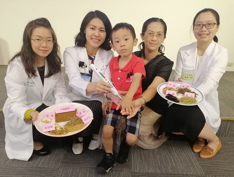 中國附醫中醫兒科 賴琬郁醫師 | 小孩不吃藥怎麼辦?推拿、穴位敷貼、藥浴濕敷也能治病 小孩不吃藥怎麼辦?小兒推拿、穴位敷貼、藥浴濕敷也能治病