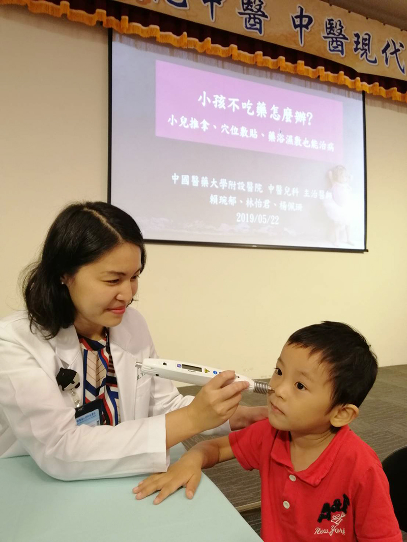 中國附醫中醫兒科 賴琬郁醫師 | 小孩不吃藥怎麼辦?推拿、穴位敷貼、藥浴濕敷也能治病 小孩不吃藥怎麼辦?小兒推拿、穴位敷貼、藥浴濕敷也能治病