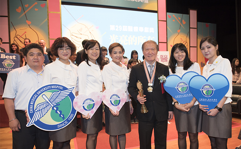 ─Honorary Recognition in the 29th Medical Contribution Award ─CMUC’s holistic and distinguished medical recognition escalates Taiwan’s international medical soft power Superintendent Hung-Chi Chen of International Medical Center awarded for reconstructive microsurgery with praises