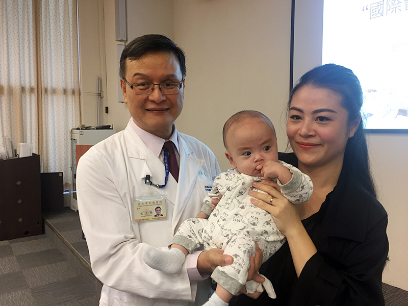 Bé trai 8 tháng tuổi Việt nam hẹp khí quản nặng gây nguy hiểm tính mạng - Vượt đại dương điều trị khởi và vui mừng trở về nhà Đội ngũ điều trị bệnh nặng phần ngực ở trẻ điều trị bằng nội soi khí quản mềm – Vết thương nhỏ, an toàn và đơn giản