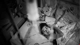 Bài 3: Ước mơ chưa tròn và những ca mổ đau đớn của cô bé chân voi