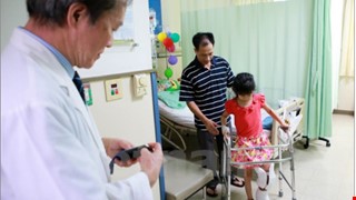 Bài 7: Cô bé "chân voi" - Đường về nhà không còn xa