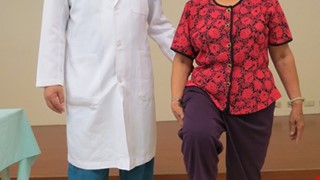 機器人手臂置換人工膝關節  老婦每天上山顧果樹