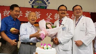 神奇阿公！102歲人瑞急性腎衰竭命危 治療後迅速宛如活龍