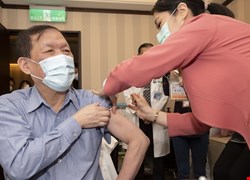 AZ疫苗開打！中國附醫院長周德陽帶領第一線醫事人員暨相關職域同仁接種