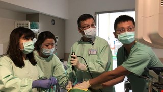 Bé trai 1 tuổi người Việt Nam   Hẹp phế quản hai bên   Khó thở   Vượt trùng dương điều trị   Vui vẻ trở về nhà