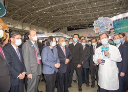 蔡英文總統蒞臨2021醫療科技展 聽取中國醫藥大學暨醫療體系展現細胞治療尖端研究