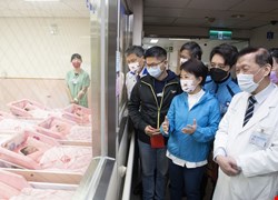 中國附醫喜迎元旦寶寶 盧秀燕市長贈禮獻祝福