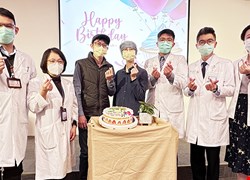 34歲媽媽懷孕五個月 竟罹患「三陰性乳癌」  中國附醫第一時間跨科團隊 與時間賽跑 超精準治療計畫 近足月產男嬰 產後切除腫瘤近全消 媽媽寶寶健康過關！