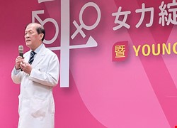 Young父母不驚慌 中國附醫聊天機器人超給力！ 勵馨基金會接力「YOUNG父母諮詢服務平台」 攜手關懷YOUNG難題 打造匿名個人化服務 暨 政院性別平等處、台中市府、中國附醫與勵馨基金會共同簽屬「挺女力•享平權」宣言