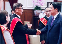 2023年全球傑出僑生校友 中國附醫黃軒醫師獲社會公益類代表 僑生遍及全球 成臺灣與世界接軌重要力量