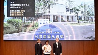 中醫大附醫榮獲2025建築永續獎三項大獎肯定 唯一獲頒低碳營運領袖獎 數位X永續雙軸轉型 樹立醫療綠建築標竿 創醫療機構最佳成績