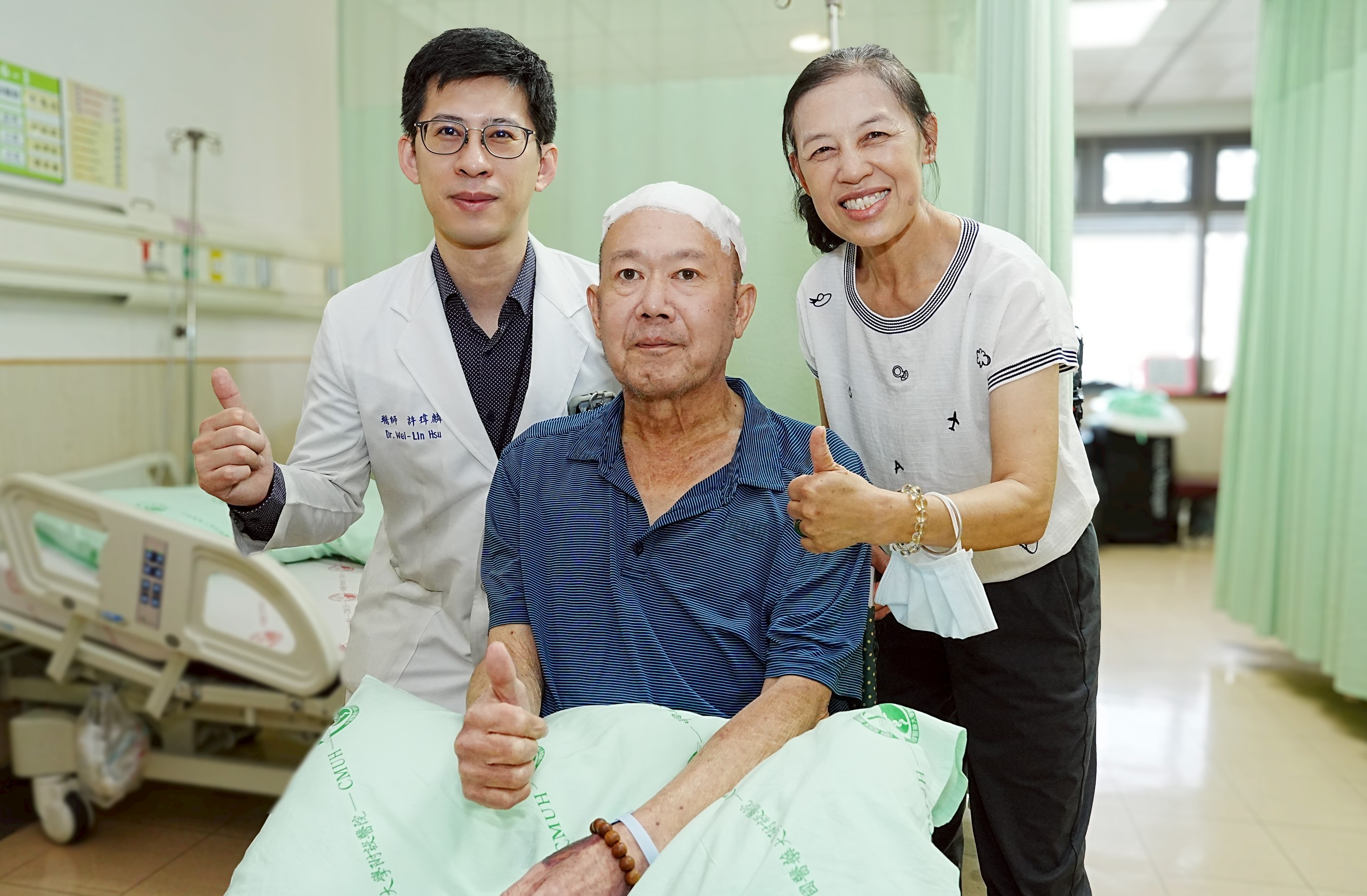 半夜跌倒無力爬起 竟是腦瘤緊鄰大腦運動區 清醒開顱手術即時定位 助病人恢復行走重返日常